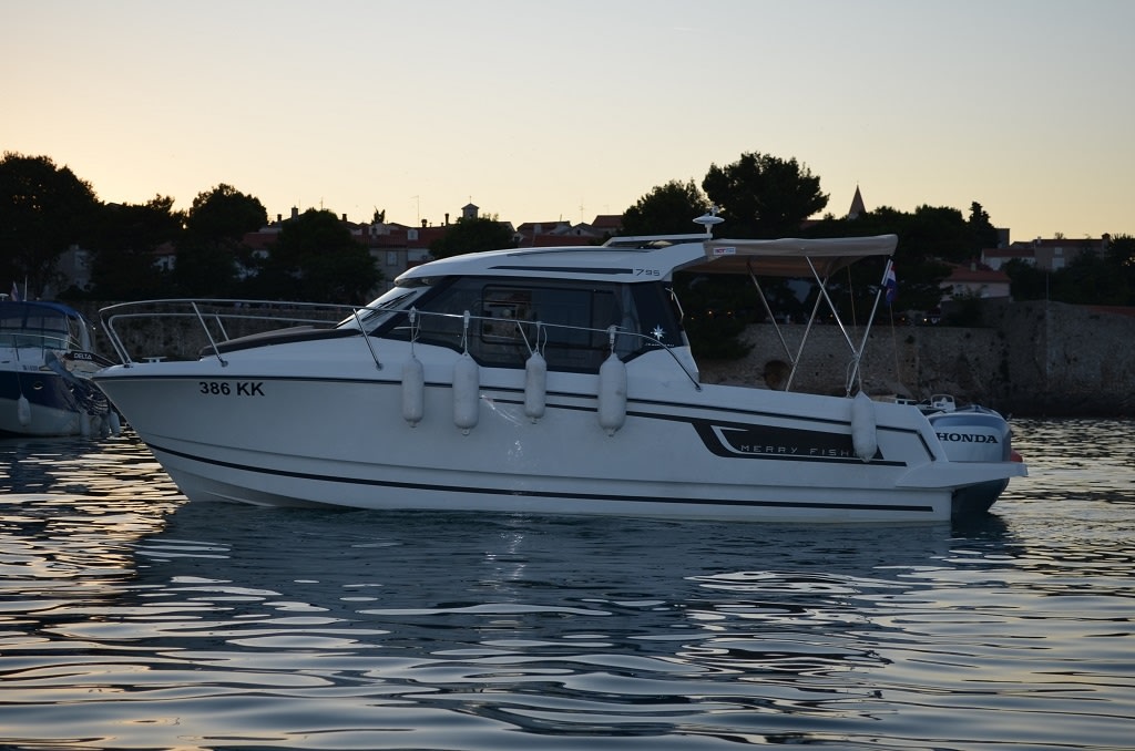 MF 795 Merry Fisher 795 amarrado en Marina Punat