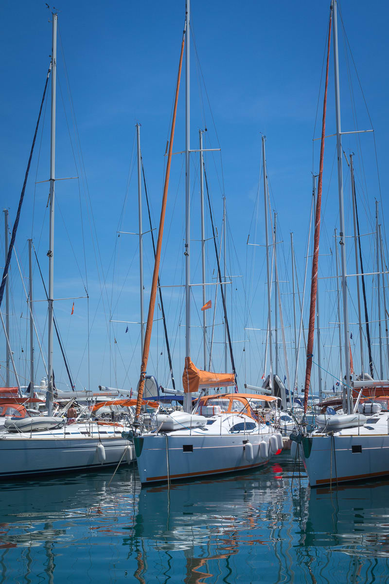 LION Elan Impression 45 vor Anker in ACI Marina Split