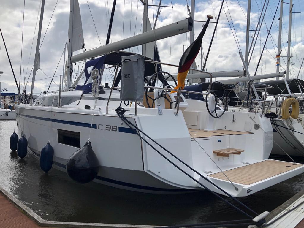 Vaya Bavaria C38 amarrado en Lemmer