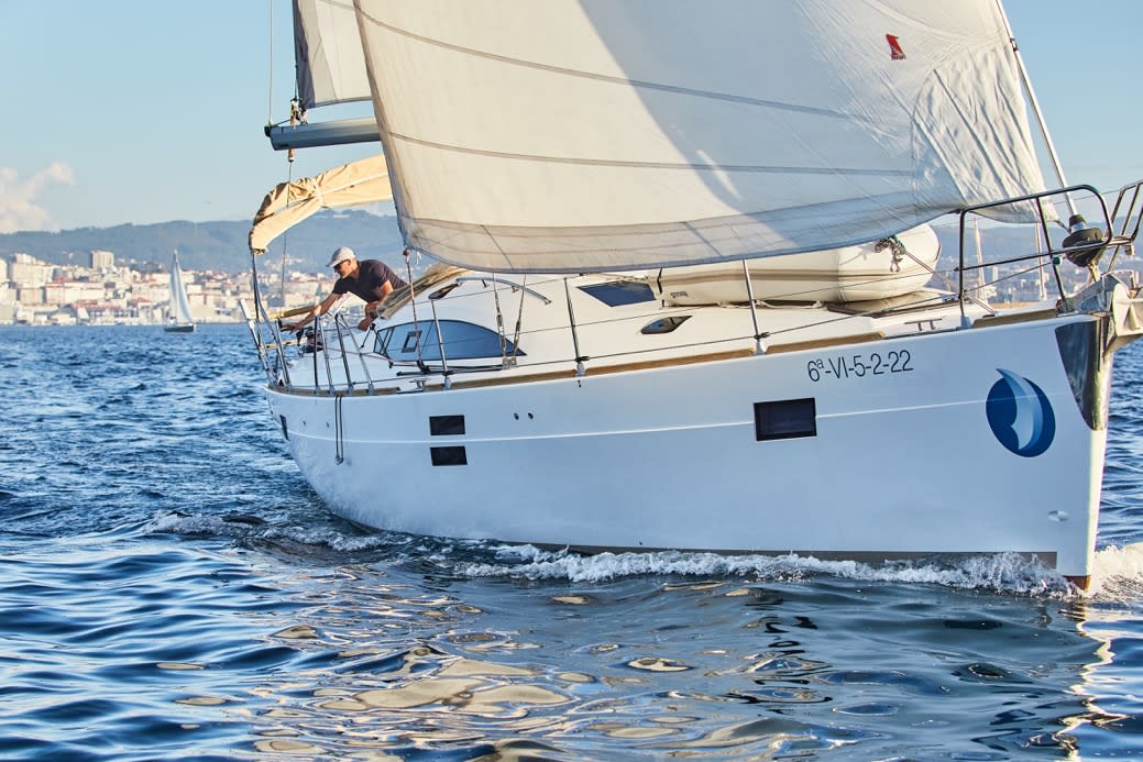 Alcamaro Elan Impression 45 vor Anker in Real Club Nautico de Vigo