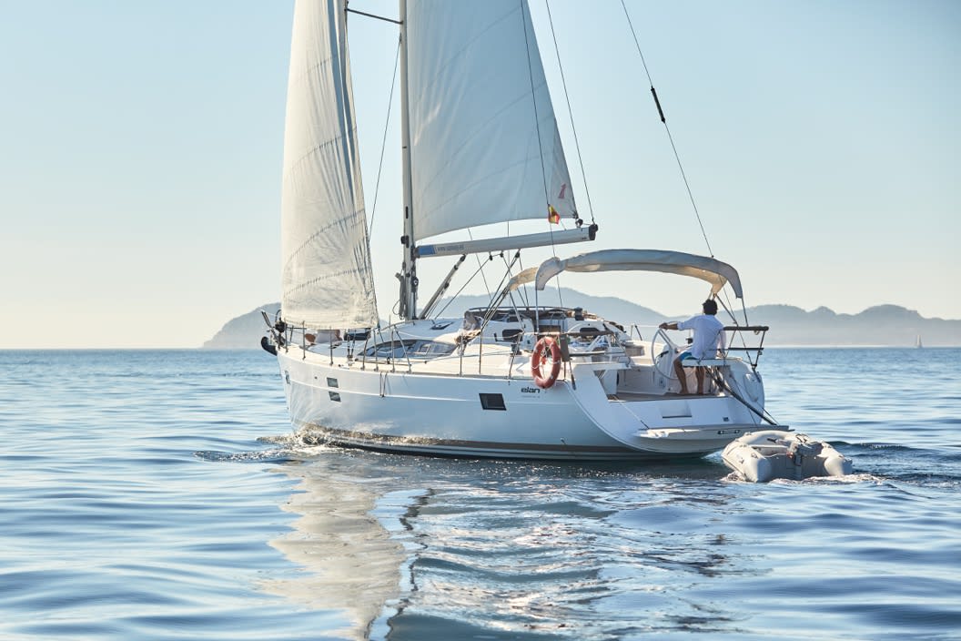 Sailway Ocho Elan Impression 45 vor Anker in Real Club Nautico de Vigo