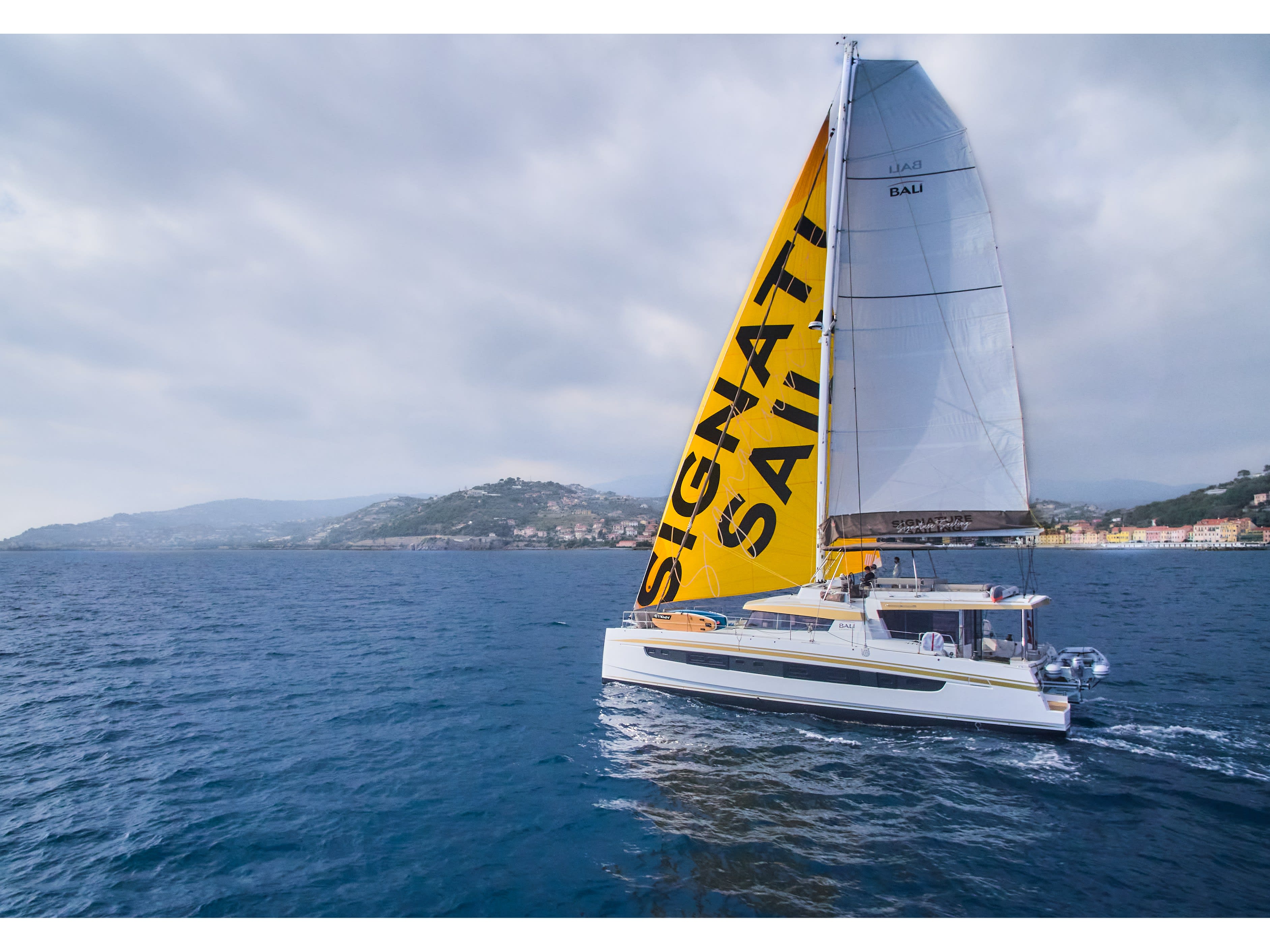 GALOE Bali 5.4 amarrado en Antibes