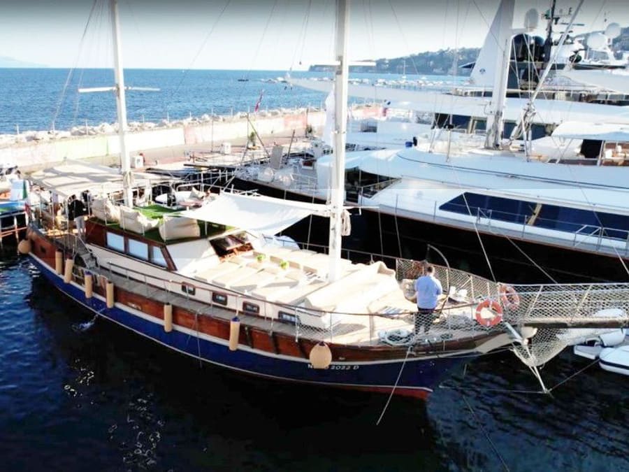 Don Giovanni Gulet vor Anker in Naples / Porto di Mergellina