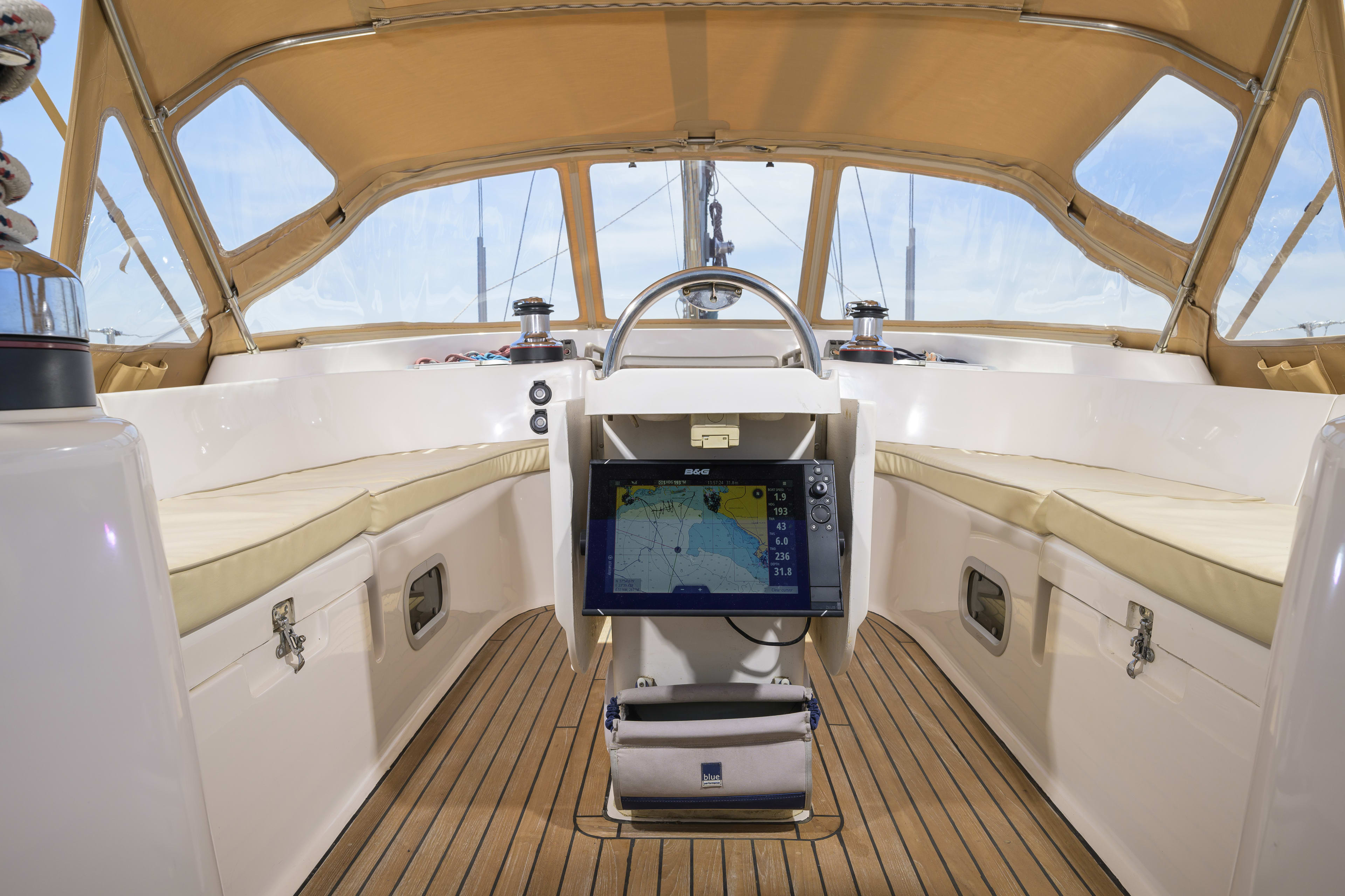 Mythos Ocean Star 56.1 amarrado en Piraeus / Marina Zeas
