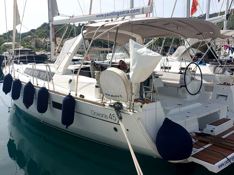 Stella Oceanis 45 vor Anker in Herceg Novi / Lazure Meljine Marina