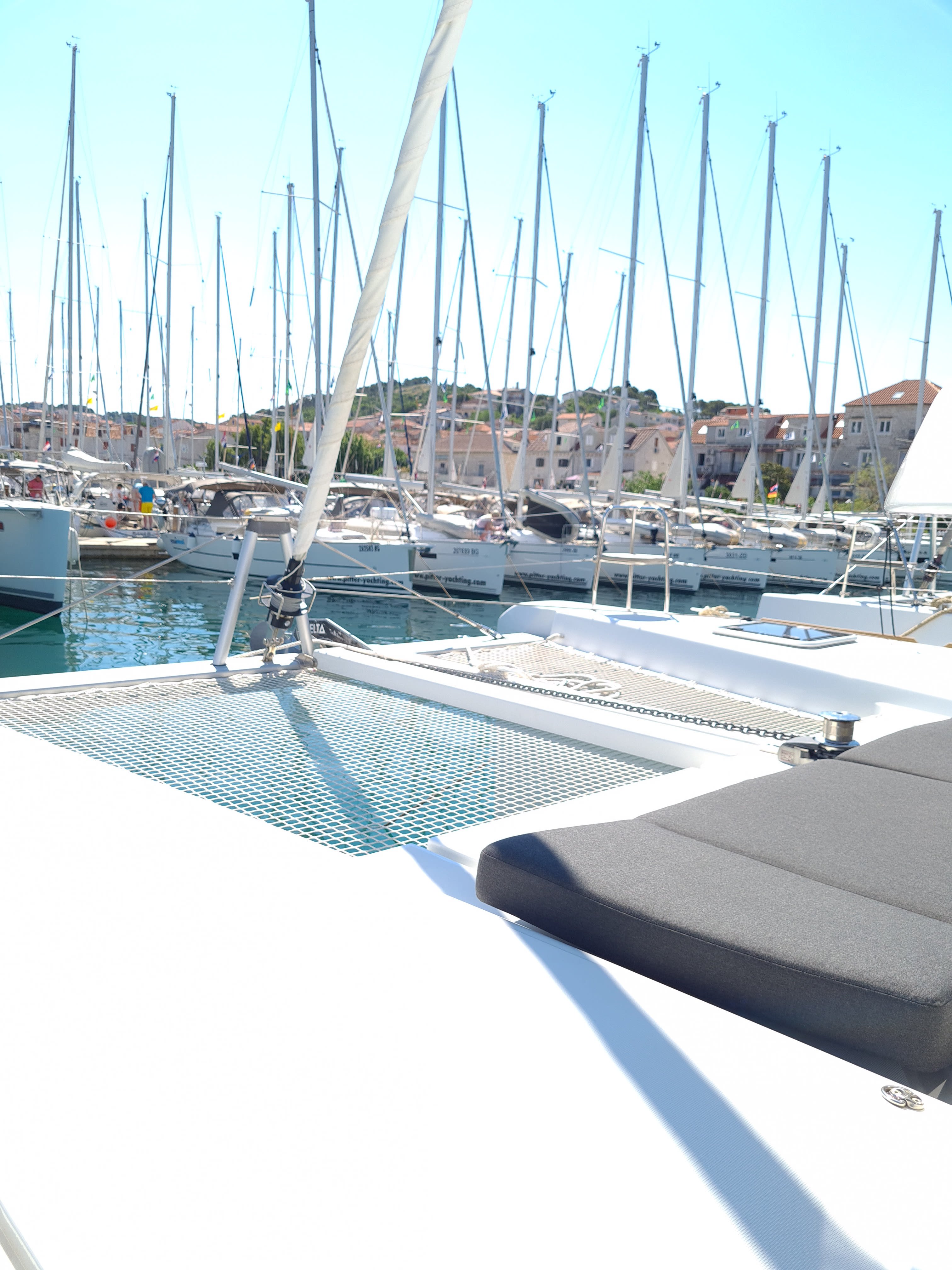 SAILING POINT Lagoon 40 біля причалу ACI Marina Trogir