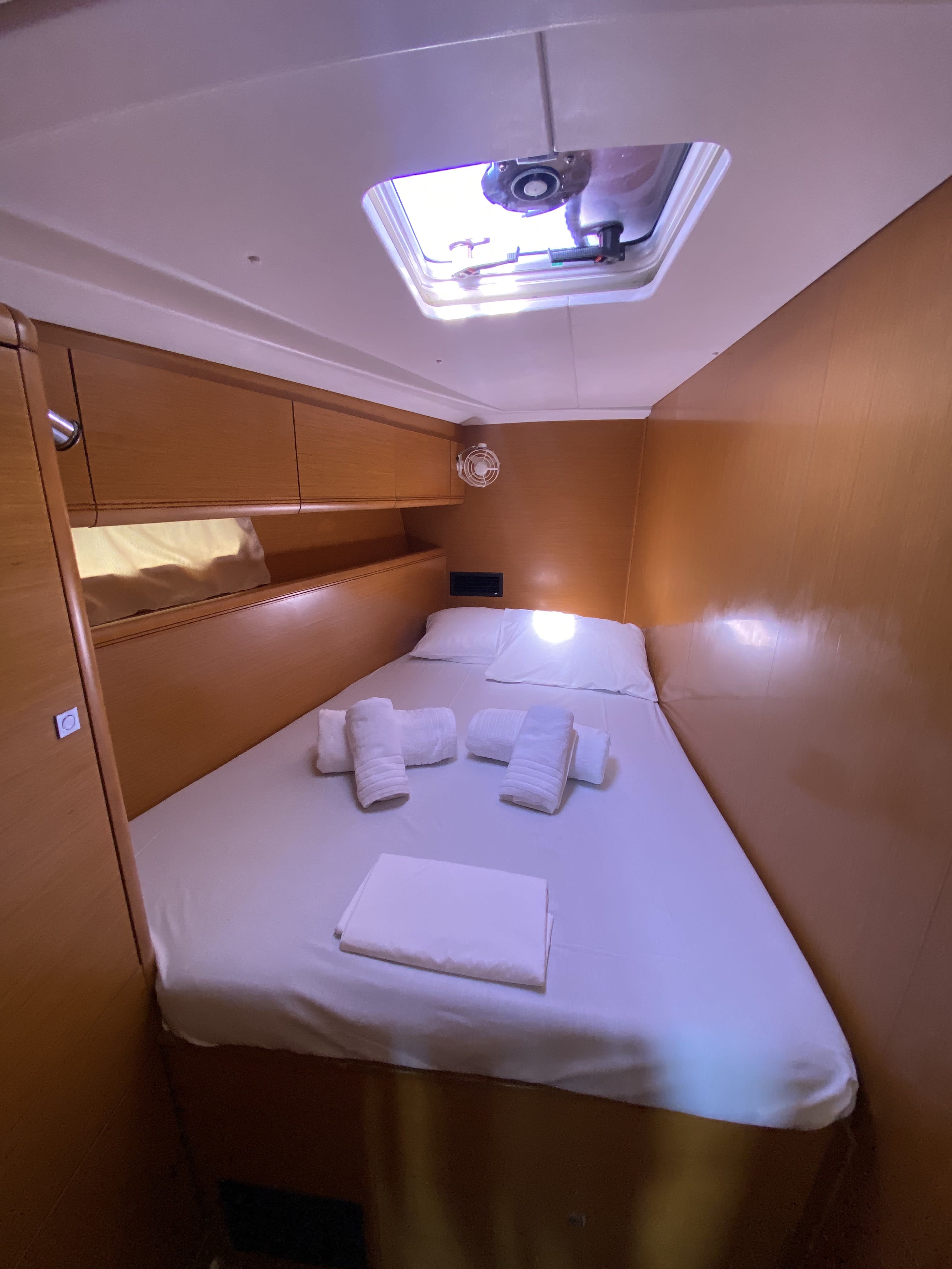 Christianna 12 Jeanneau 53 біля причалу Athens / Alimos Marina