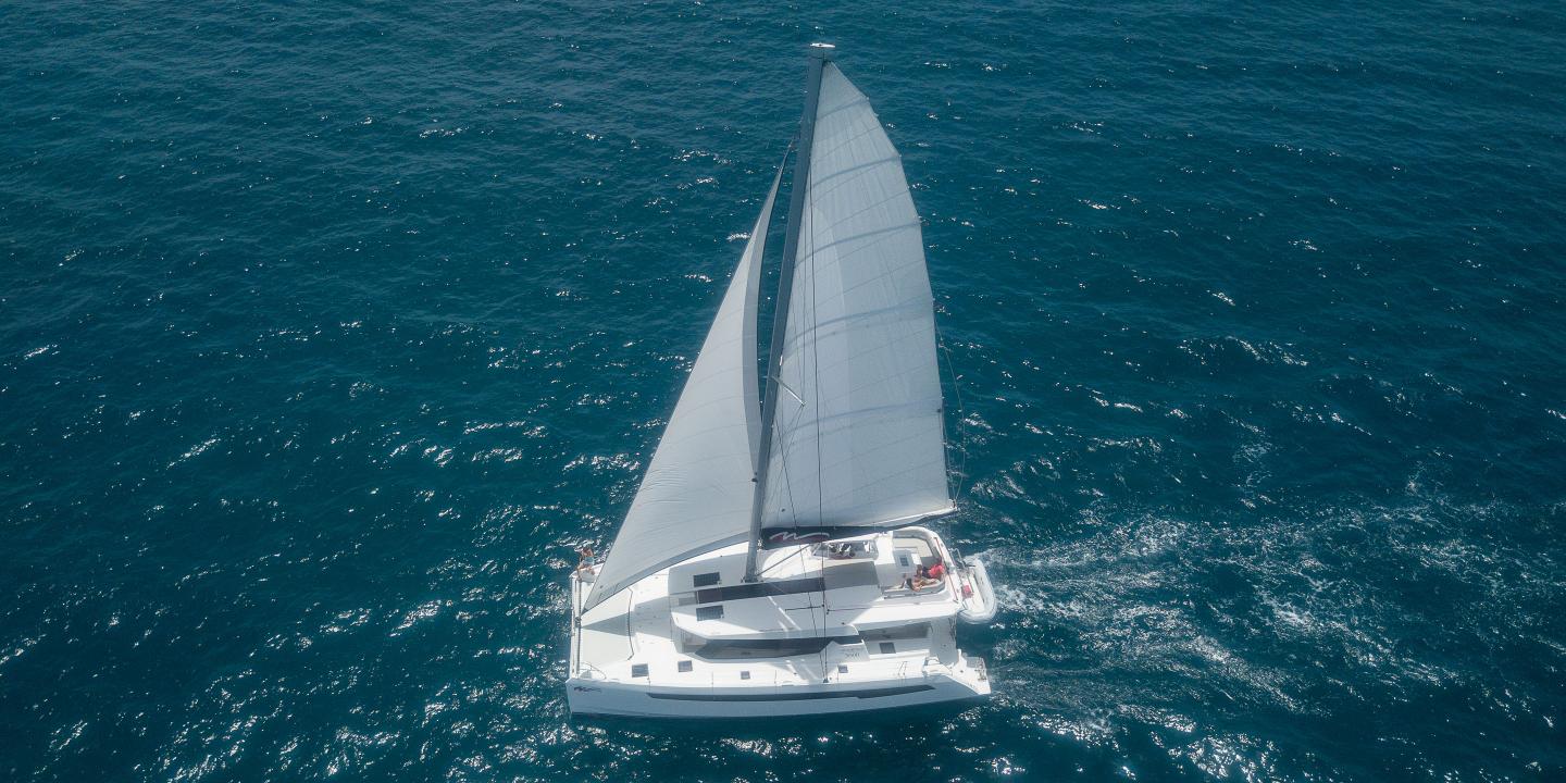 Moorings 5000 Club Leopard 50 vor Anker in Raiatea / Apooiti Marina
