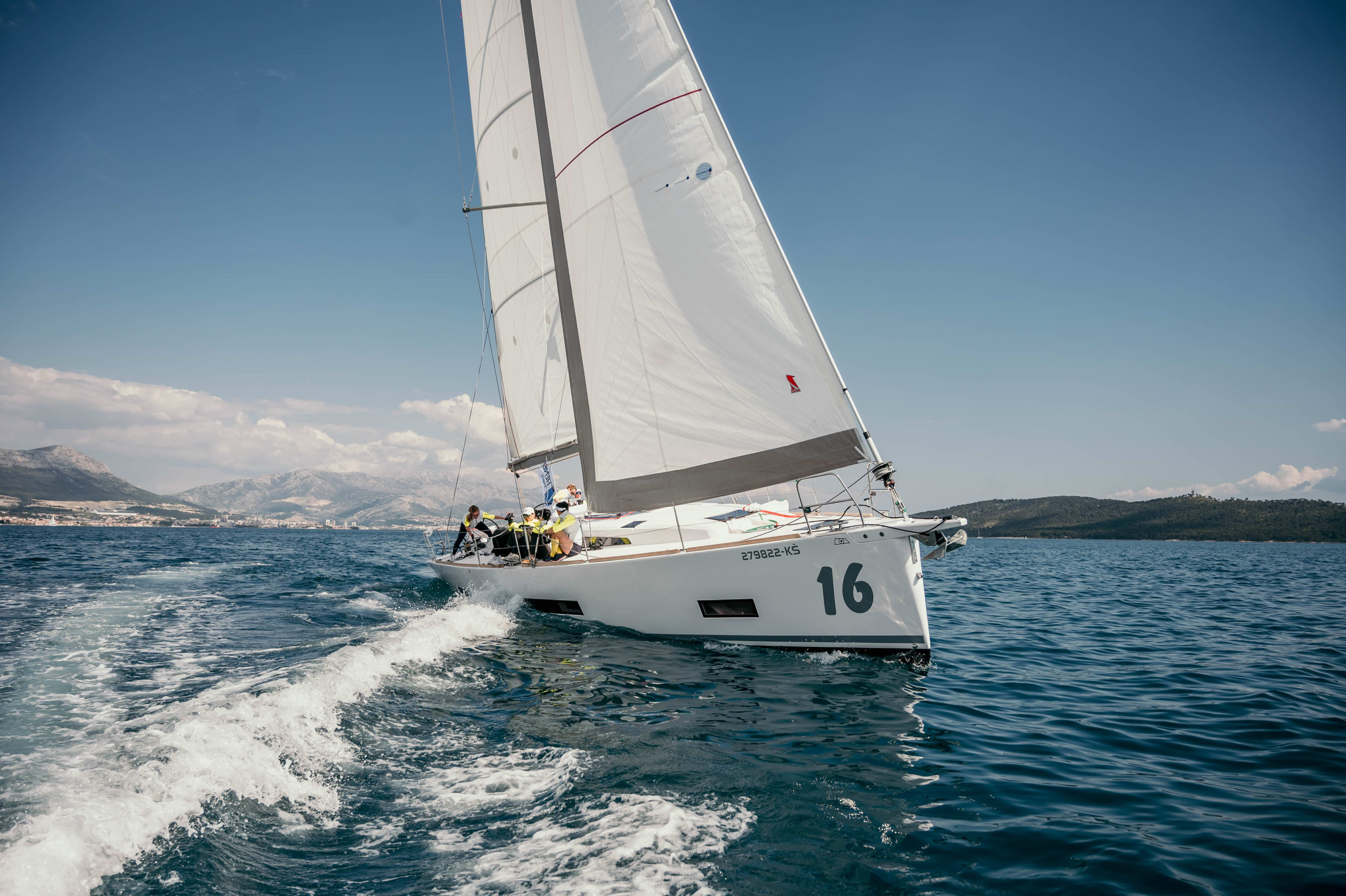 JUNO Salona 46 біля причалу Kaštel Gomilica / Marina Kaštela