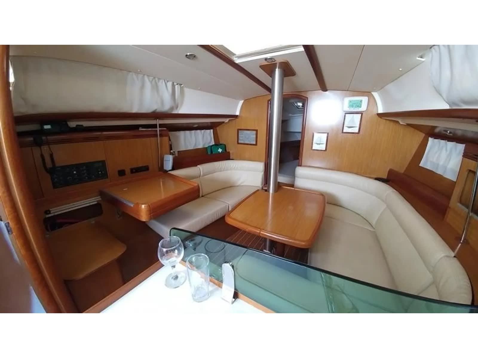 CATRINA Sun Odyssey 36i amarrado en Elefsina / Kalympaki Marina