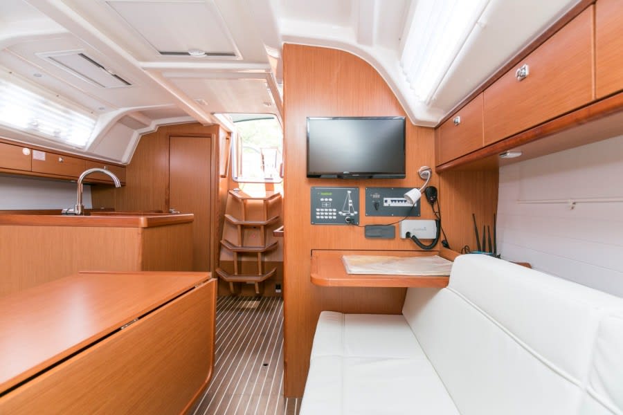 ALANI Bavaria Cruiser 37 біля причалу Pula / Trget Port