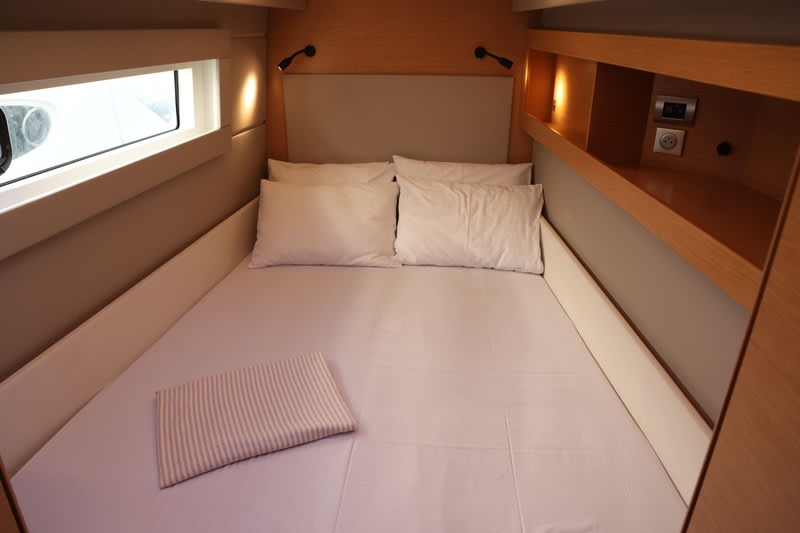 Sithonia Nautitech 46 Fly біля причалу Athens / Alimos Marina