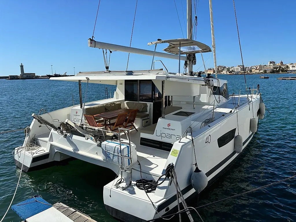 LIPARA Lucia 40 vor Anker in Carloforte