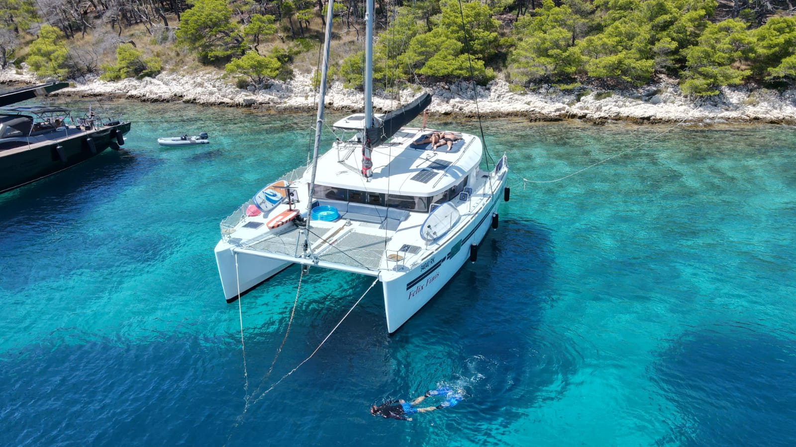 Felix Finis Lagoon 450 Sport vor Anker in Zanzibar / Azam Marina