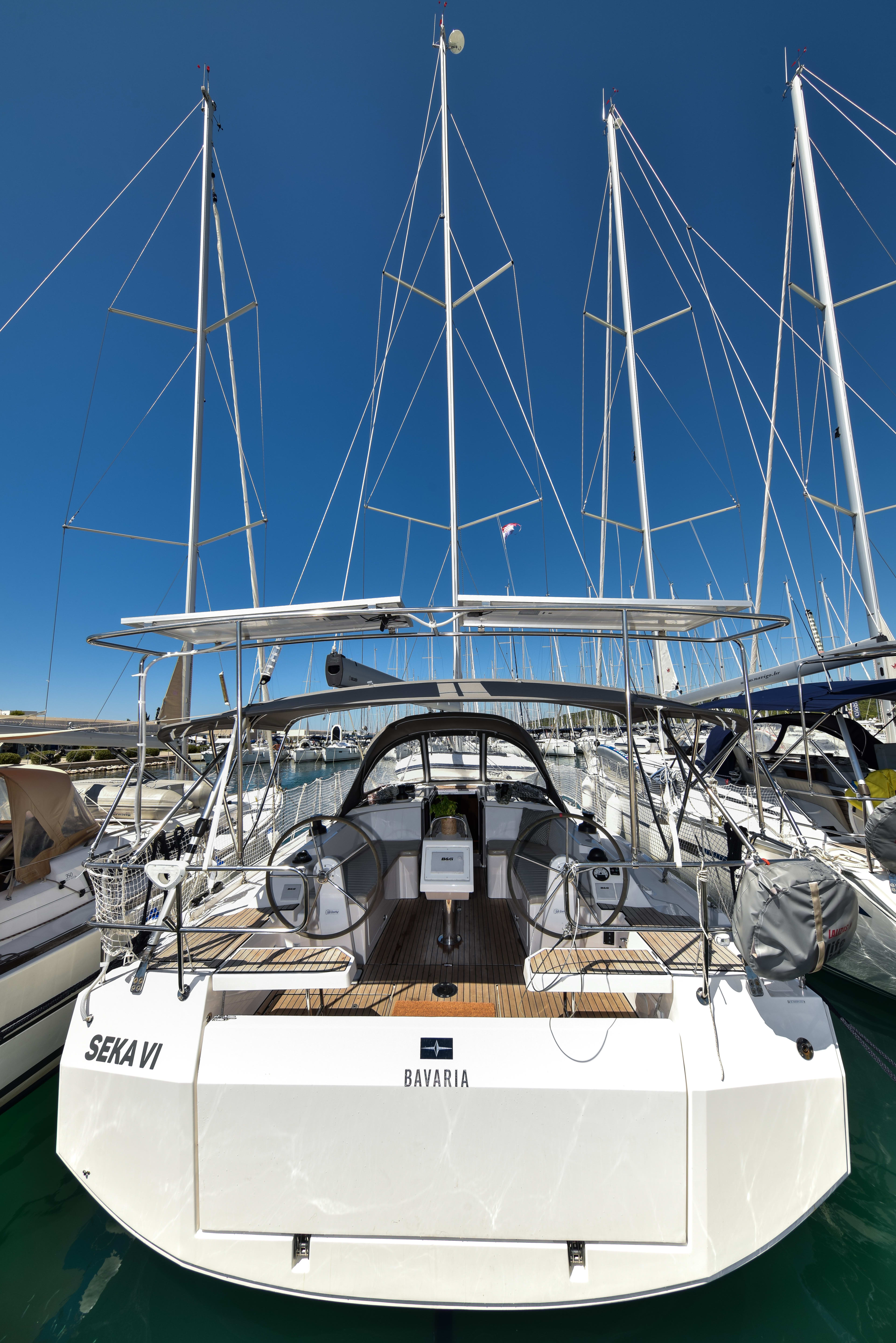 Seka VI Bavaria C38 amarrado en Sukošan / D-Marin Dalmacija Marina