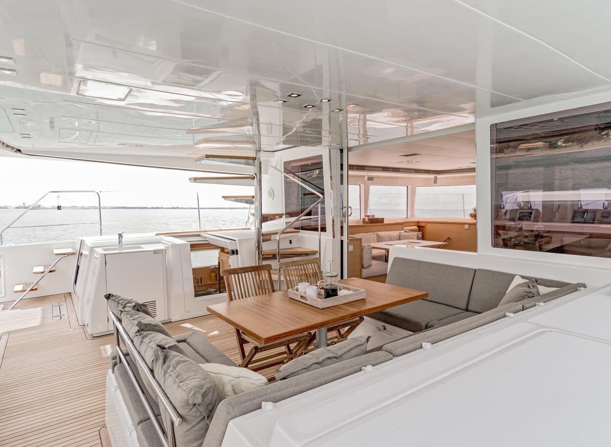 Baltsar Lagoon 560 S2 біля причалу Sant Antoni de Portmany Port