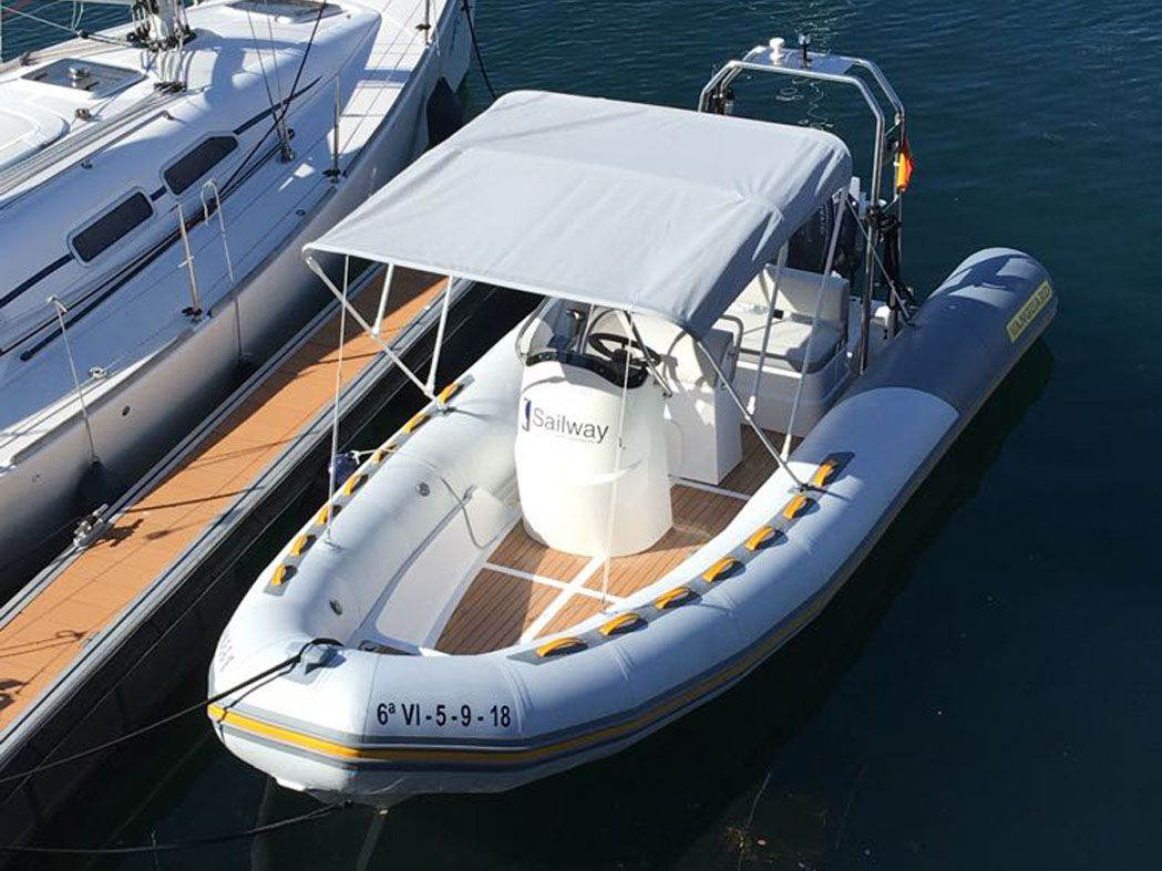 Sailway Siete Vanguard DR-560 vor Anker in Real Club Nautico de Vigo