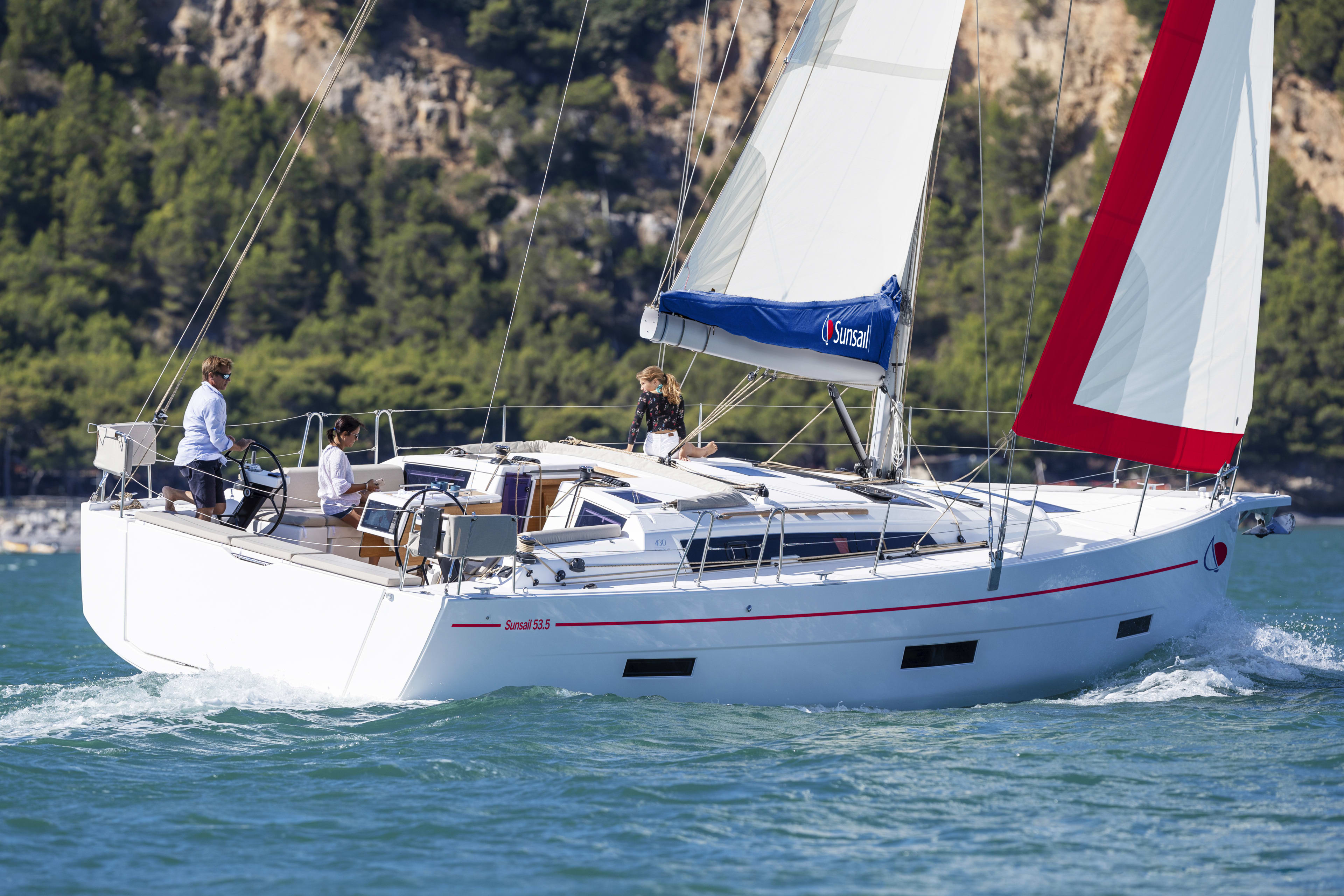 Sunsail 53.5 Premium Dufour 530 amarrado en Marina Agana