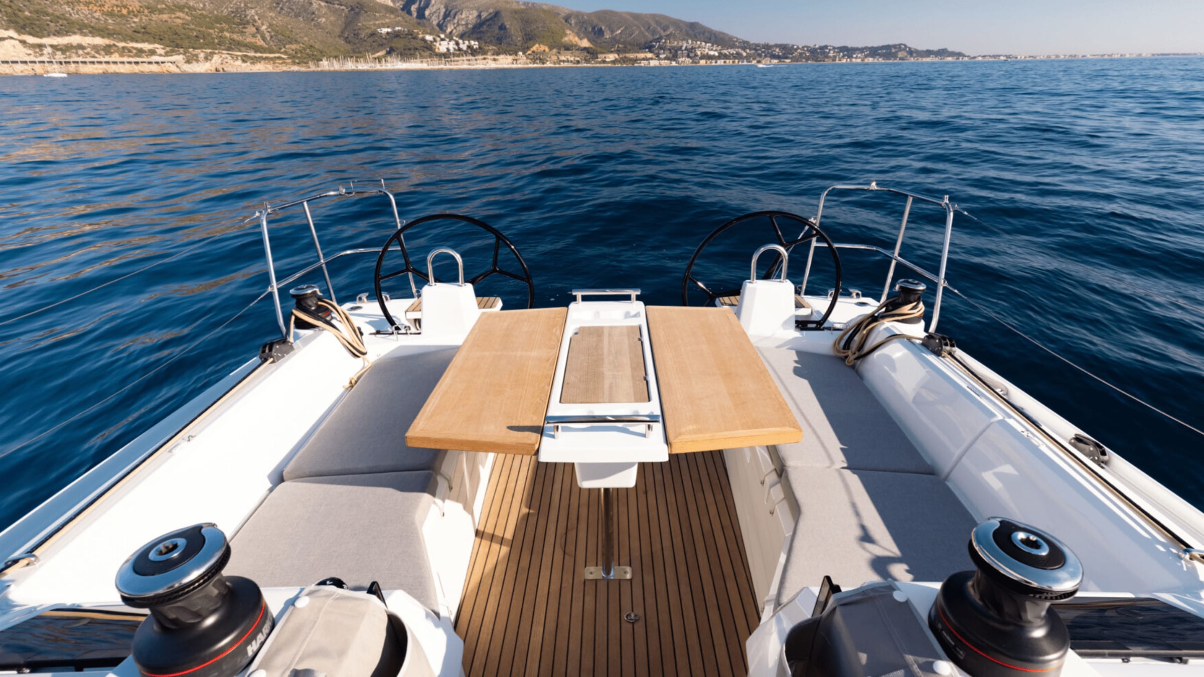 Oceanis 34.1 Premium vor Anker in Marina Agana