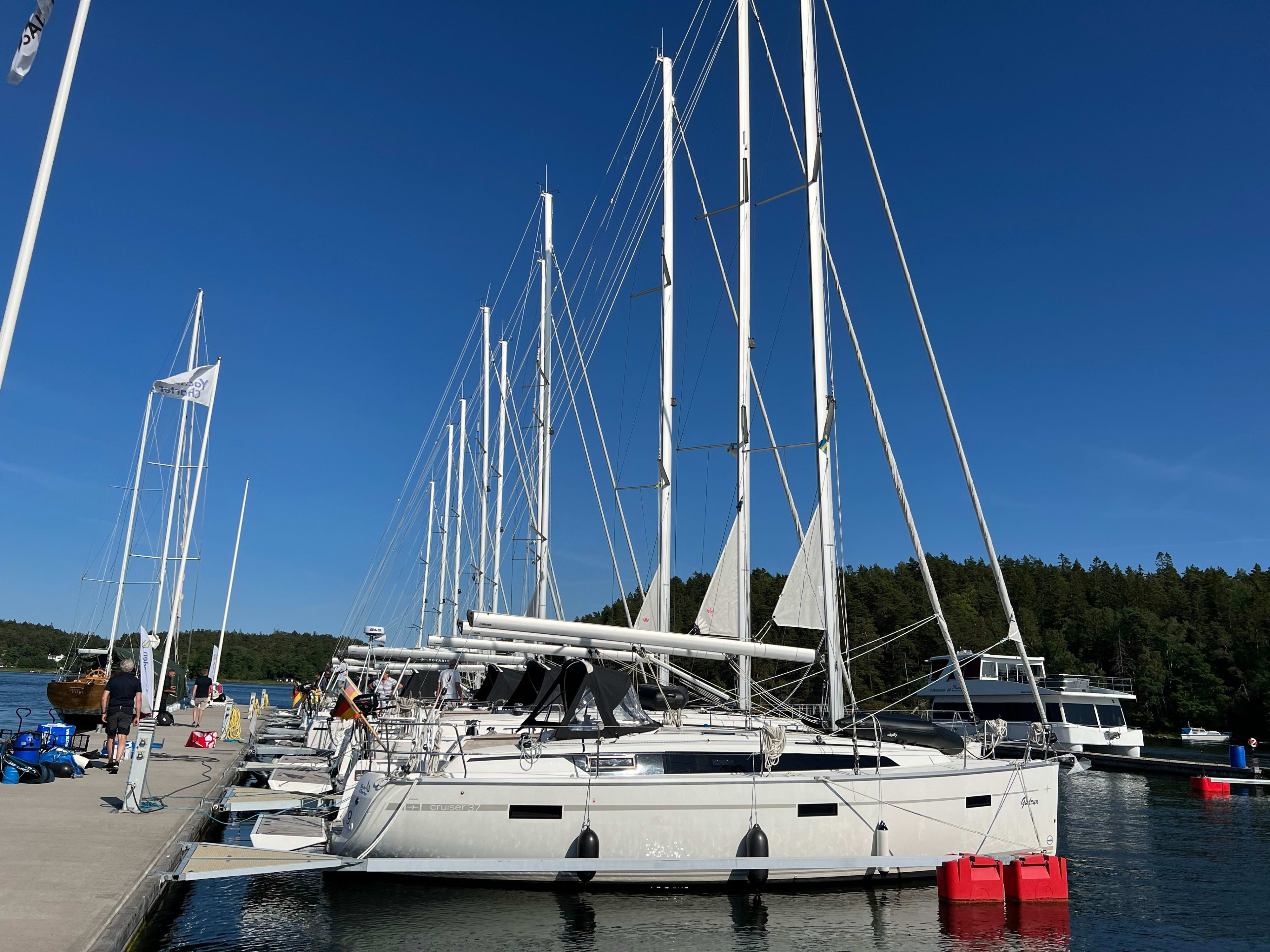 Sixteen Bavaria 37 Cruiser amarrado en Stockholm - Saltsjöbaden / Saltsjö Pir Marina