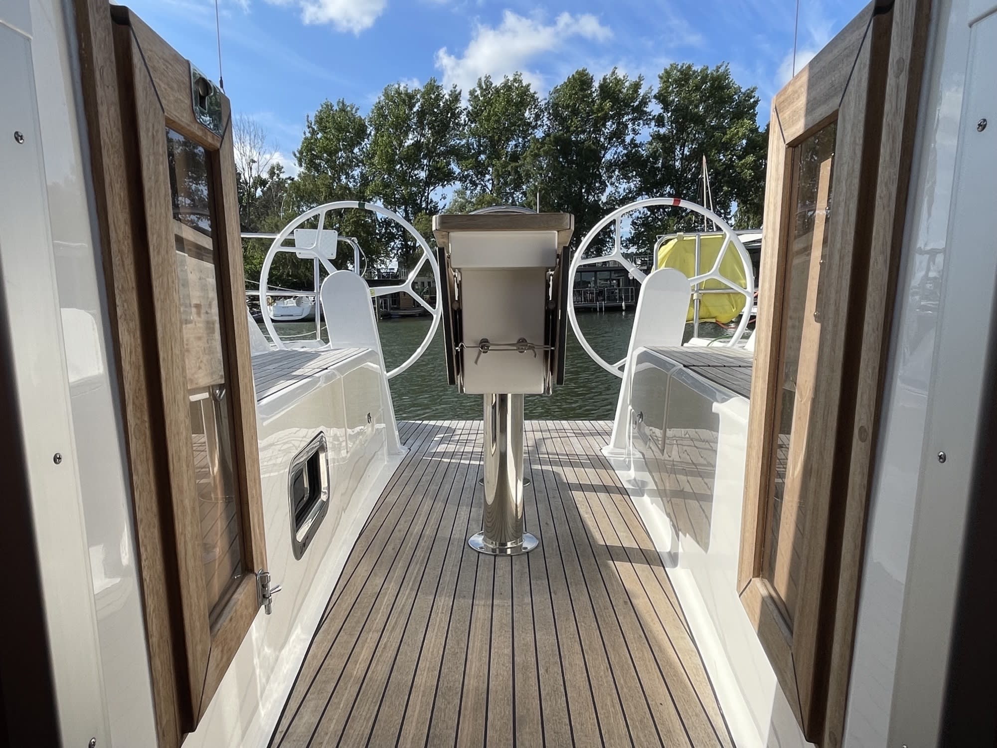 Astrid Bavaria Cruiser 34 біля причалу Göteborg City Marina