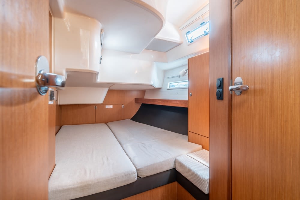Elpida Bavaria 51 Cruiser amarrado en Rhodes / Mandraki Port