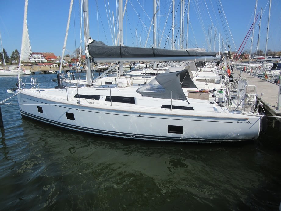 Nine Hanse 418 біля причалу Stockholm - Saltsjöbaden / Saltsjö Pir Marina