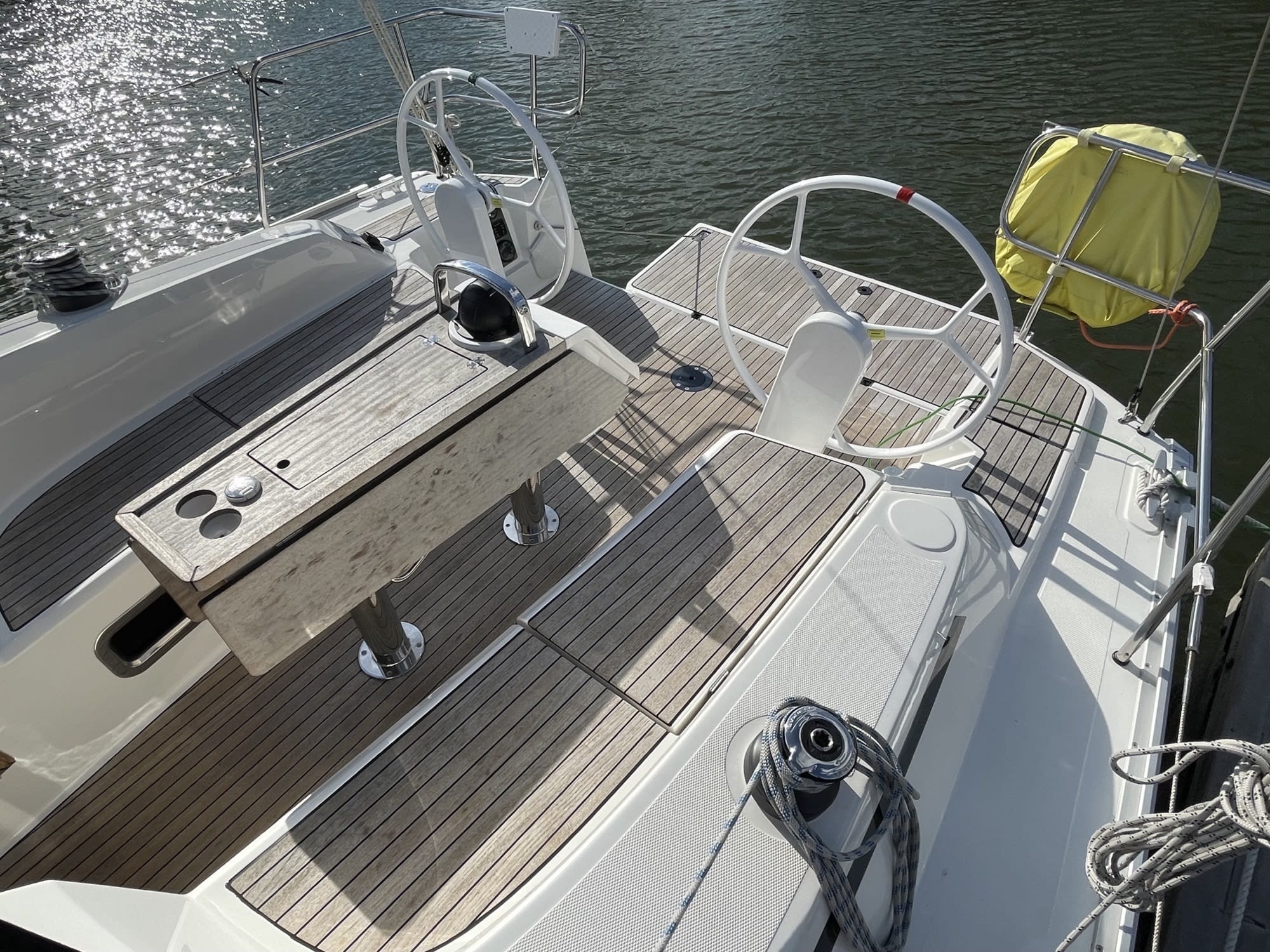 EIGHTEEN Bavaria Cruiser 34 біля причалу Stockholm - Saltsjöbaden / Saltsjö Pir Marina
