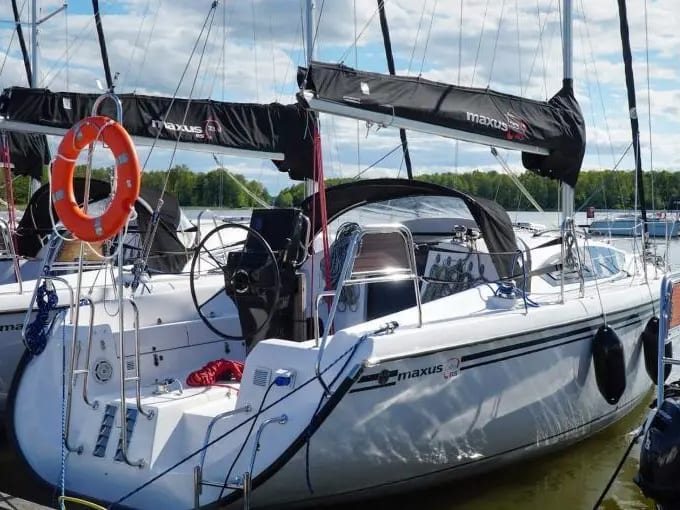 Zatoka Swin Maxus 33.1 RS amarrado en Węgorzewo / Port Sztynort