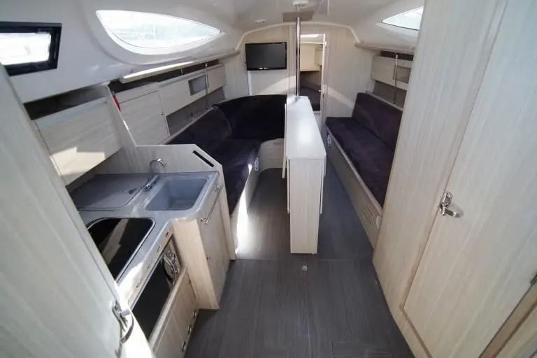 Poganckie Kepy Maxus 33.1 RS amarrado en Węgorzewo / Port Sztynort