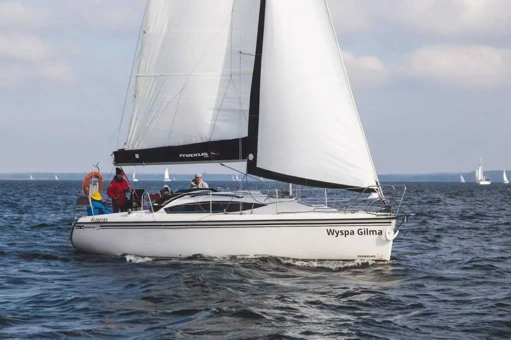 Niedzwiedzi rog Maxus 33.1 RS amarrado en Węgorzewo / Port Sztynort