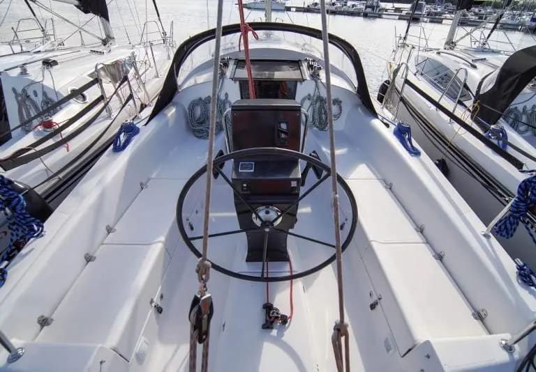 Wyspa Gilma Maxus 33.1 RS amarrado en Węgorzewo / Port Sztynort