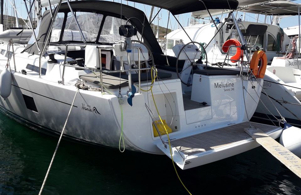 Melusine Hanse 458 біля причалу Lavrion / Olympic Marina