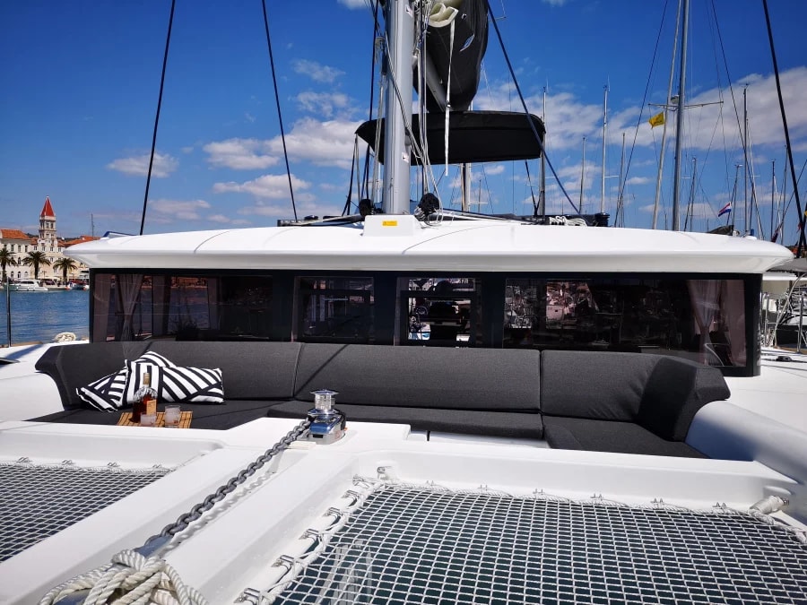 CARMELA Lagoon 450 Fly біля причалу Sant Antoni de Portmany Port