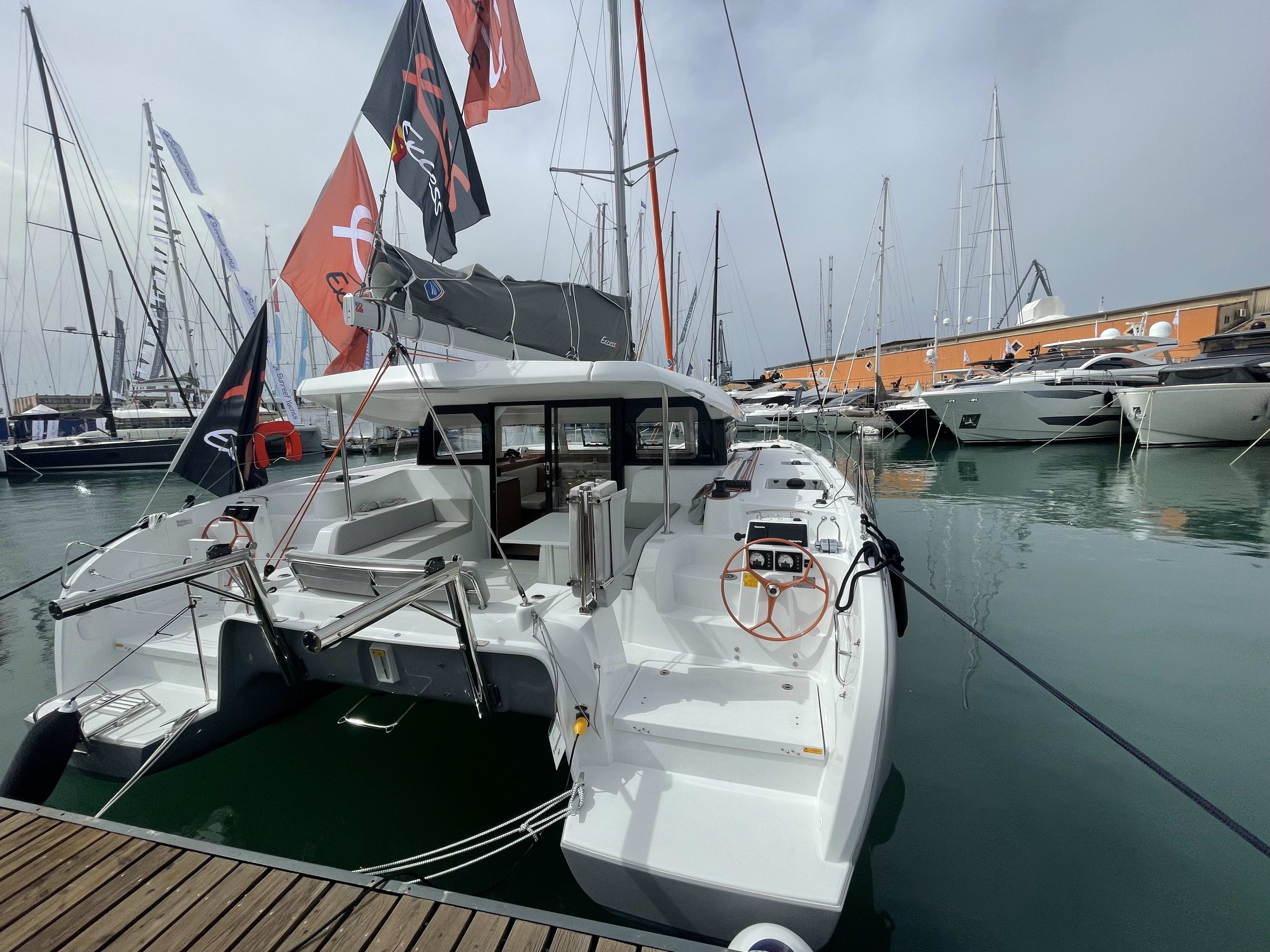Saona Excess 11 amarrado en Marina Port Ibiza
