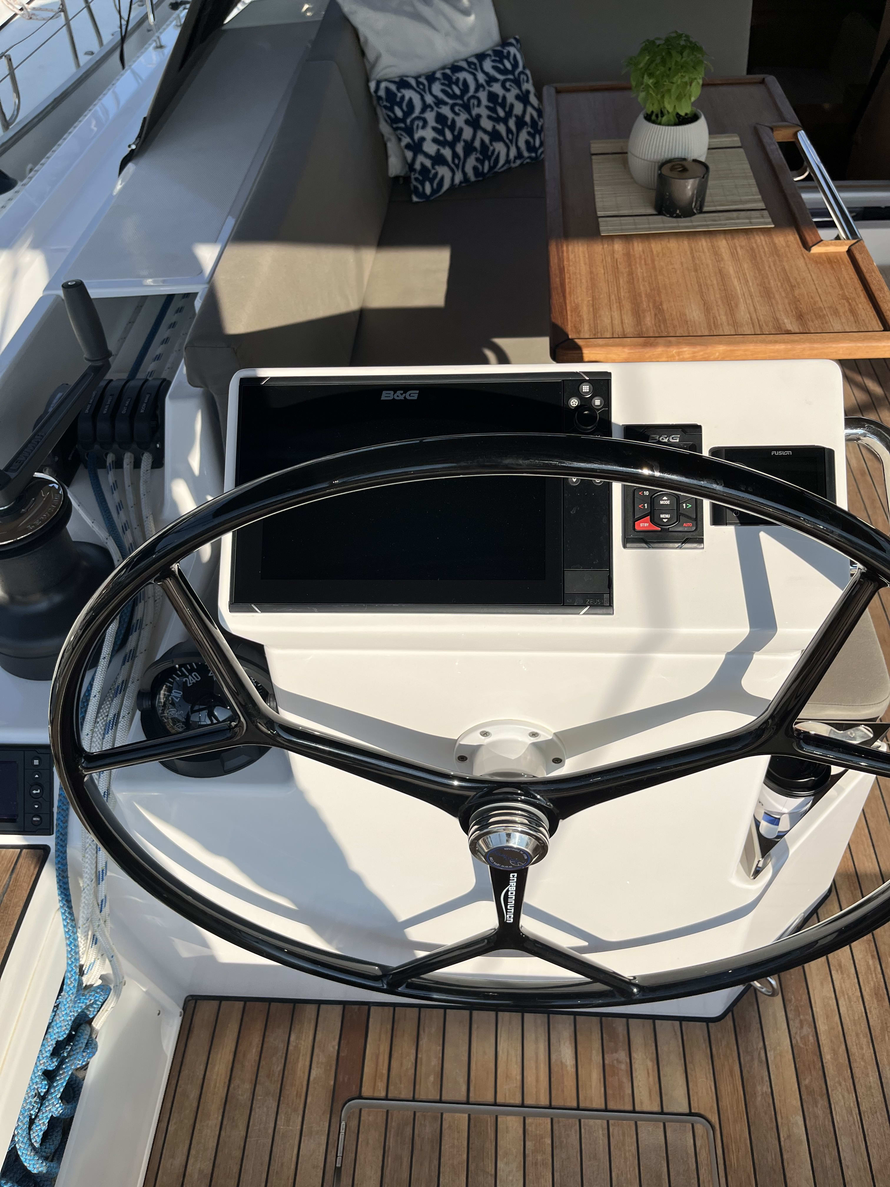 Vela Bavaria C50 біля причалу Port of Volos