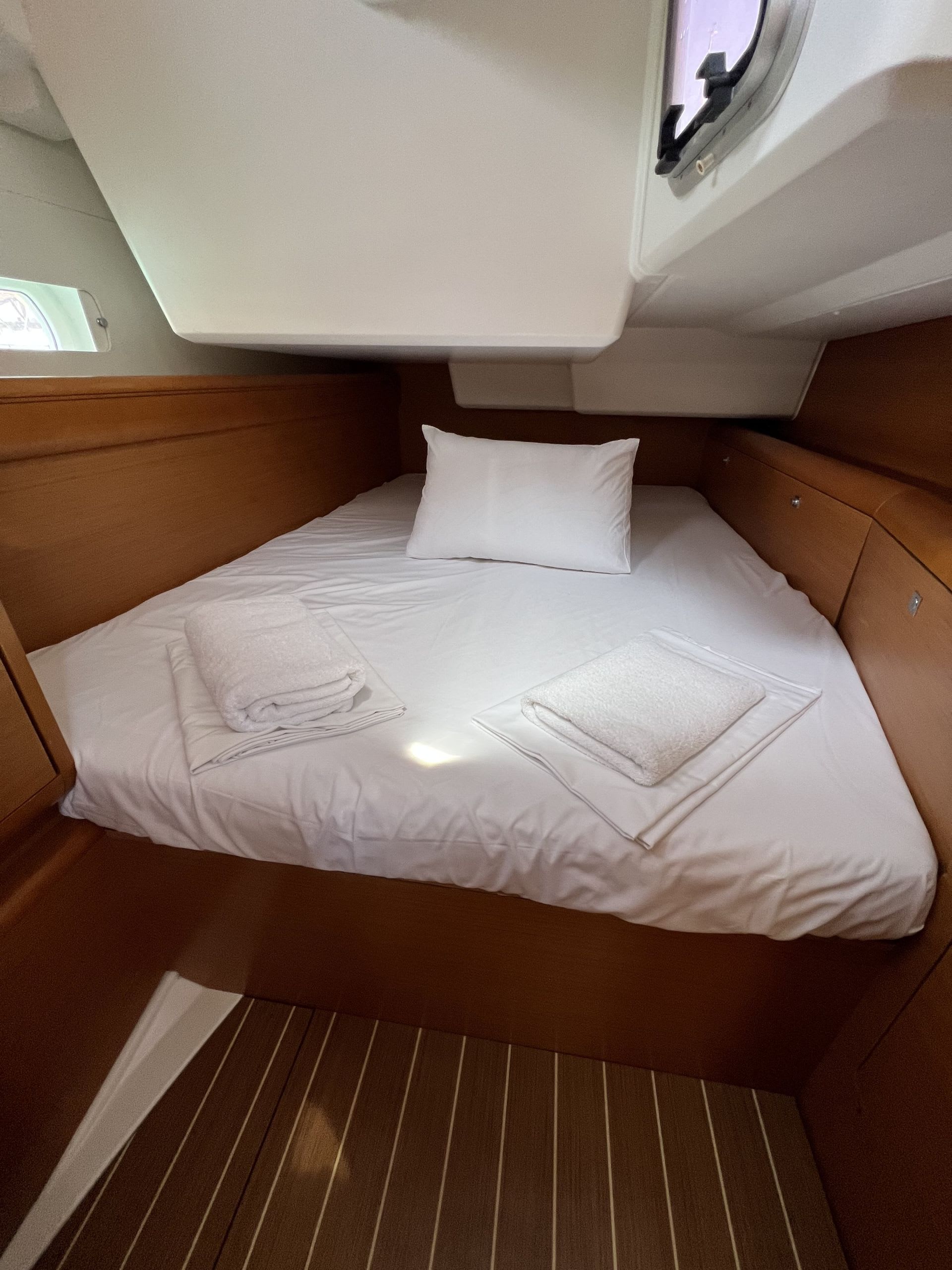 Alessandra Sun Odyssey 509 біля причалу Marina Kos