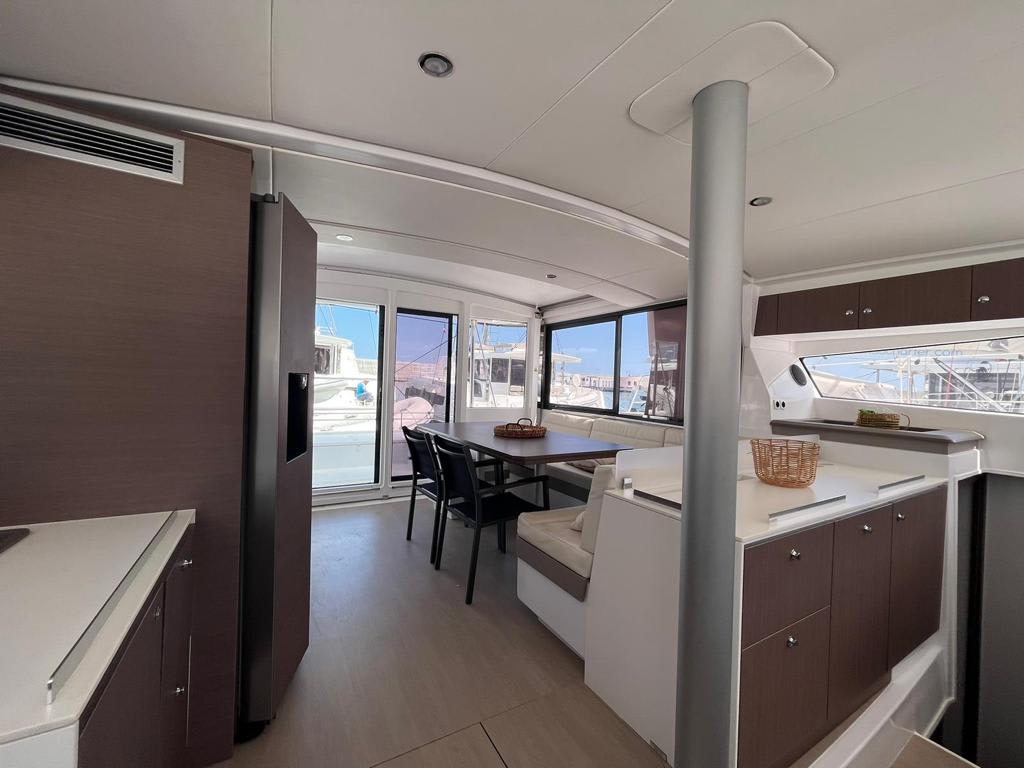 AQUA Bali 4.3 vor Anker in Capo d'Orlando Marina