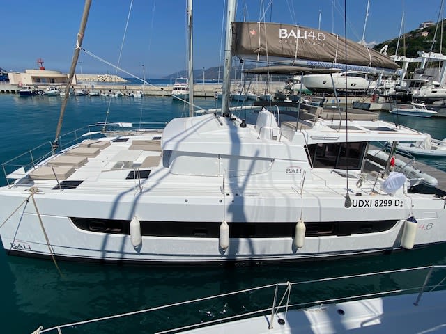MIRA Bali 4.6 vor Anker in Marina di Portisco