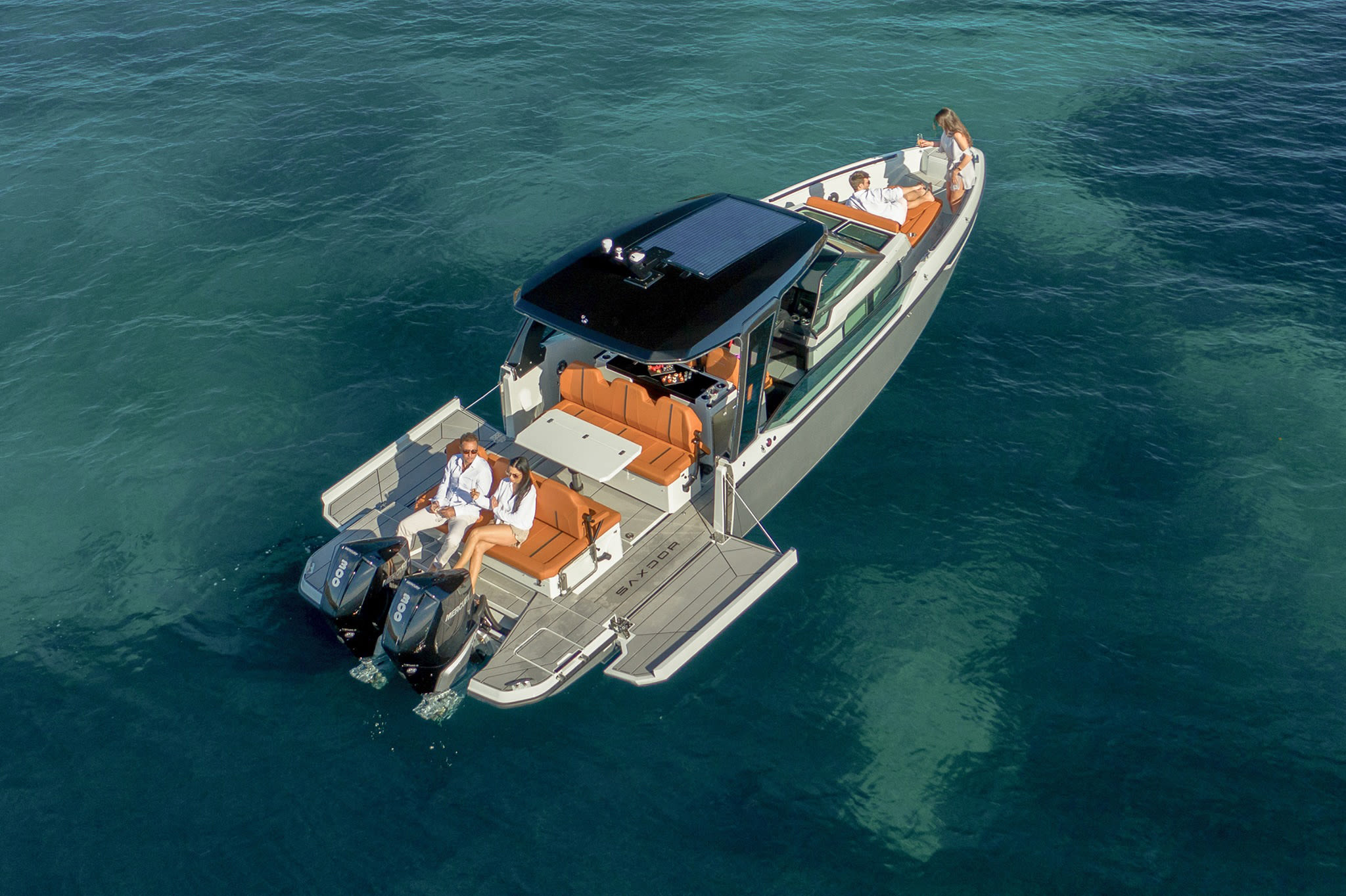 Poseidon Saxdor 320 GTO vor Anker in Paros / Marina Aliki