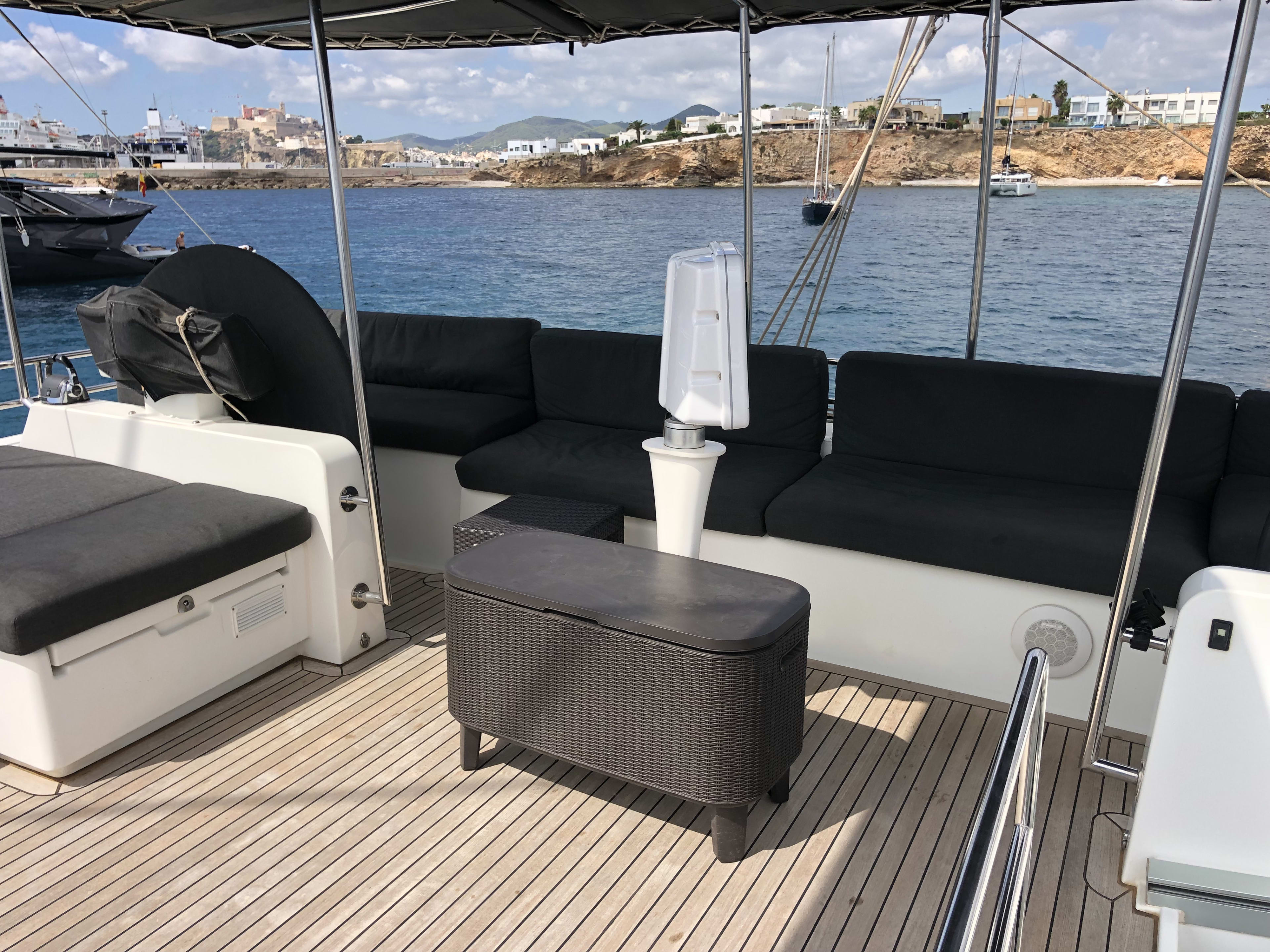 ZS Lagoon 620 amarrado en Ibiza / Playa de Talamanca