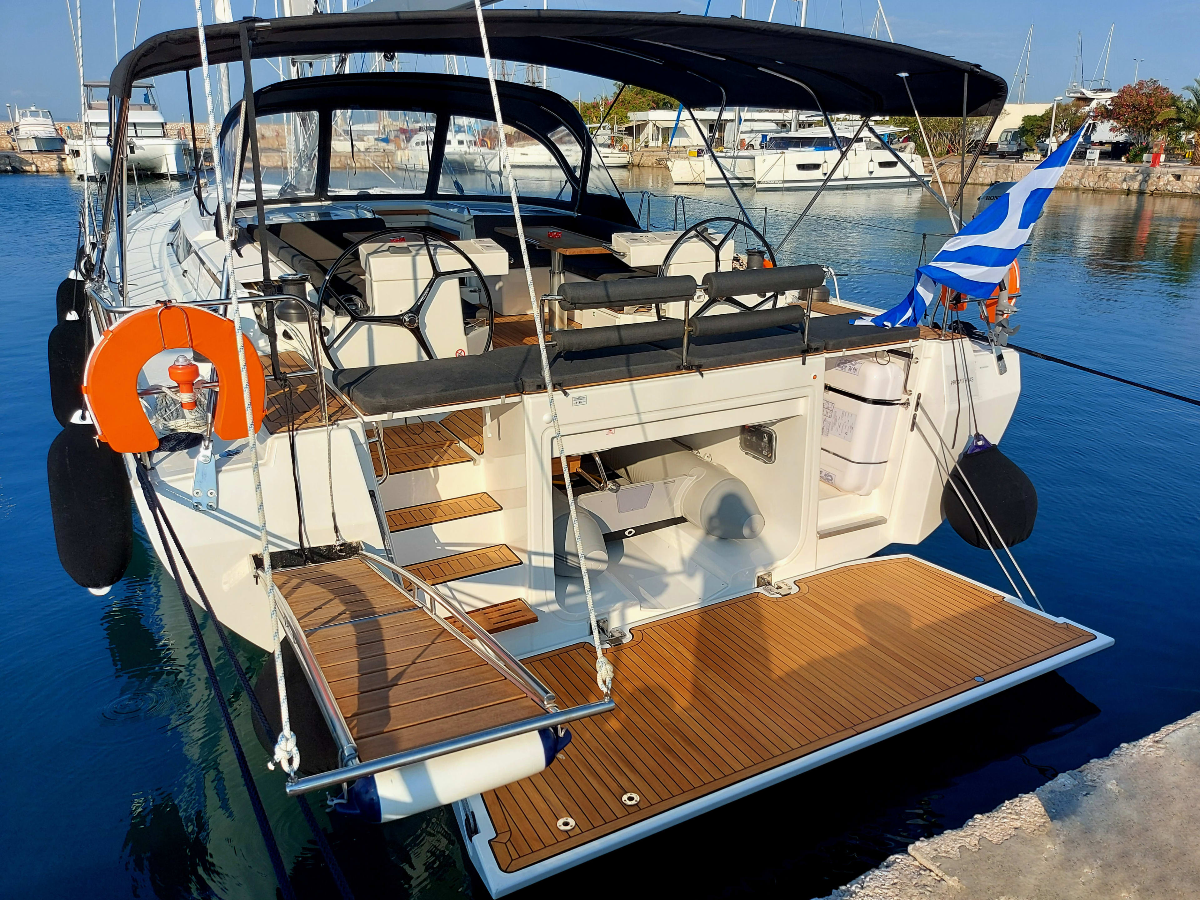Promitheas Bavaria C57 amarrado en Athens / Alimos Marina