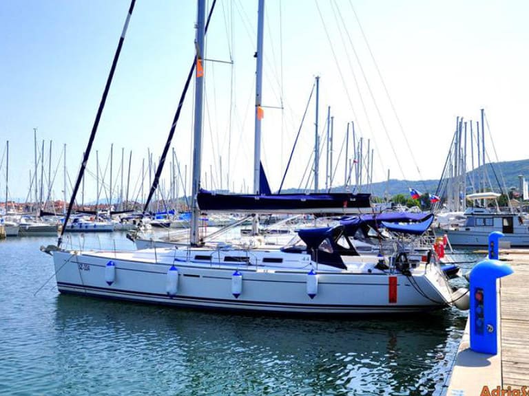 Happy AS Dufour 44 vor Anker in Marina Izola