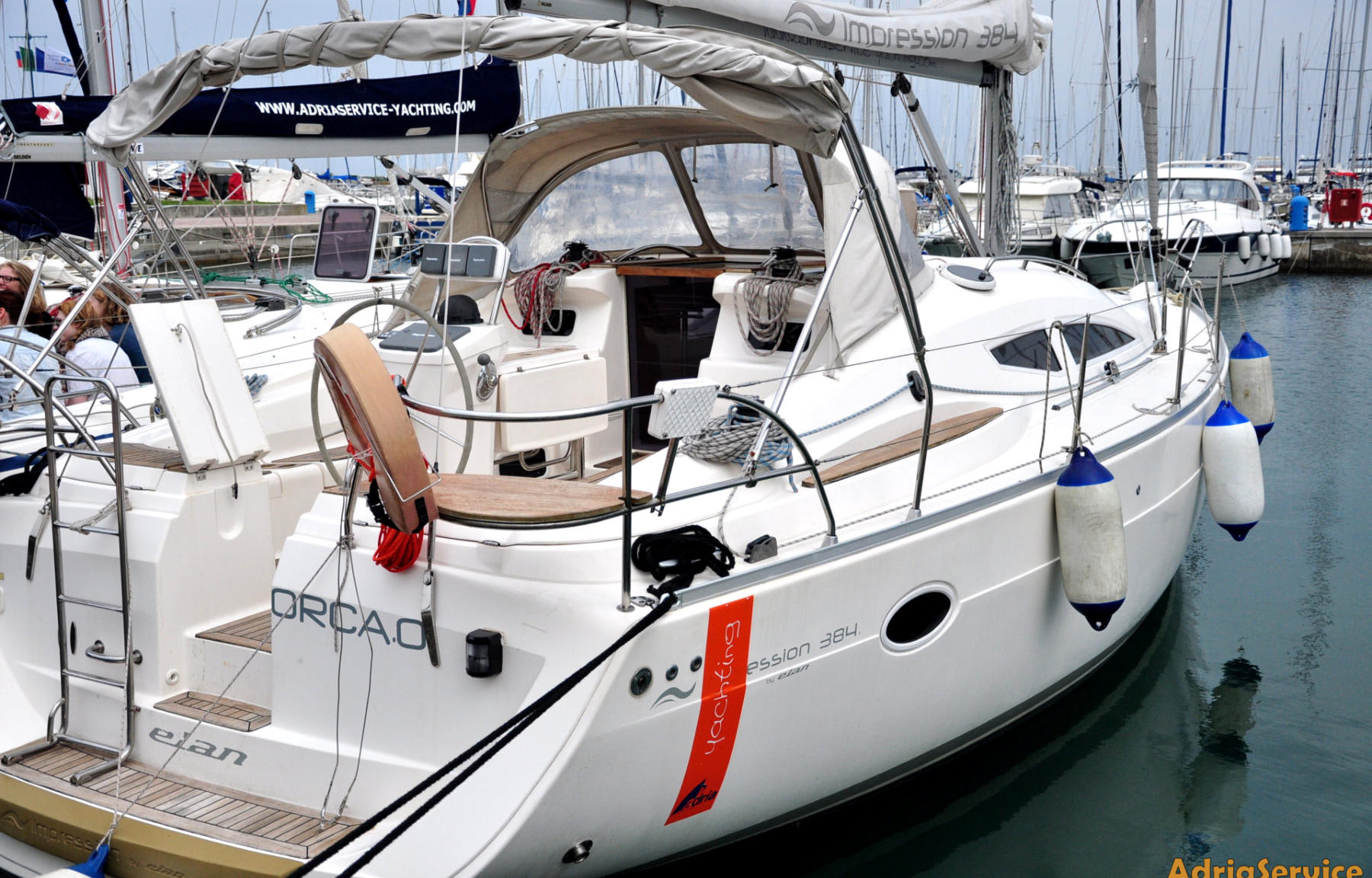 Orca. O Elan Impression 384 vor Anker in Marina Izola