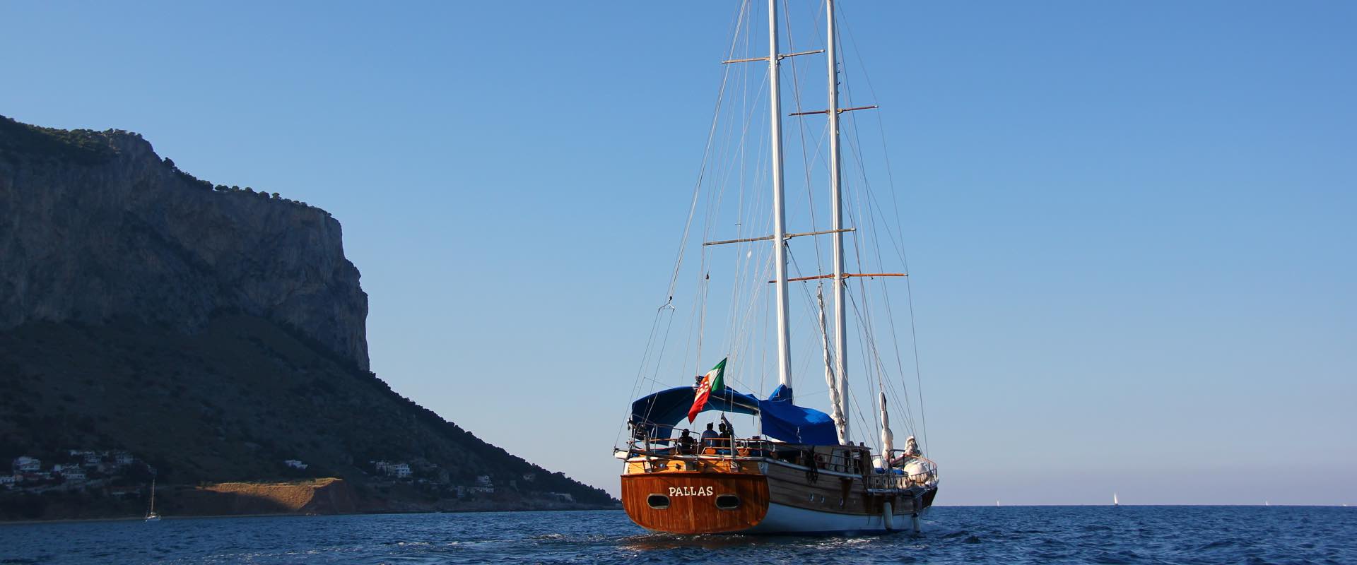 Pallas Gulet vor Anker in Lipari