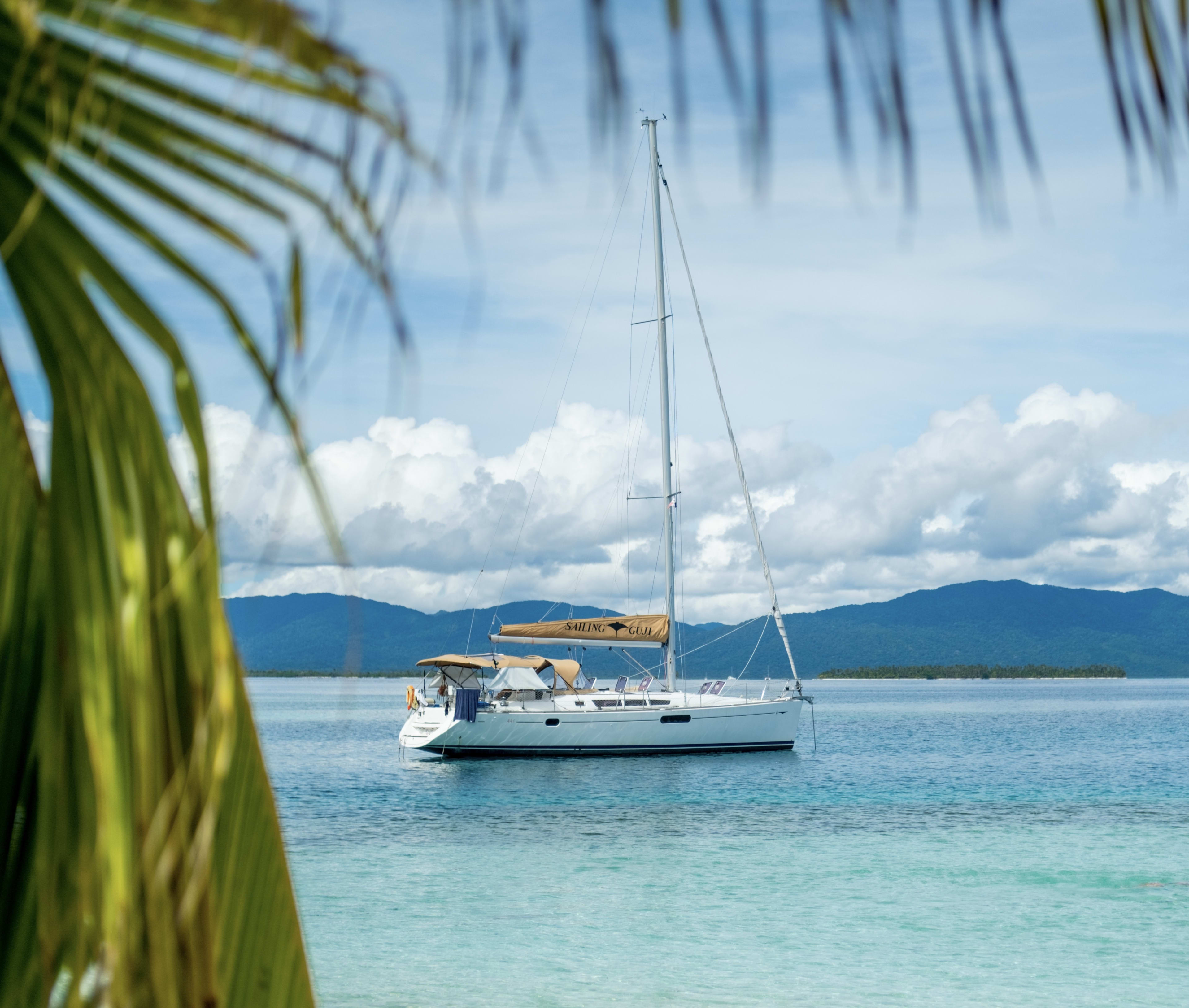 Guji Sun Odyssey 44 i vor Anker in Isla Aguja Cabins San Blas