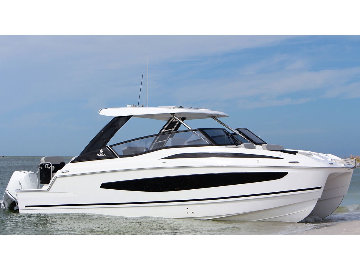 Comfort Aquila 32 Sport біля причалу Martinique / Le Marin