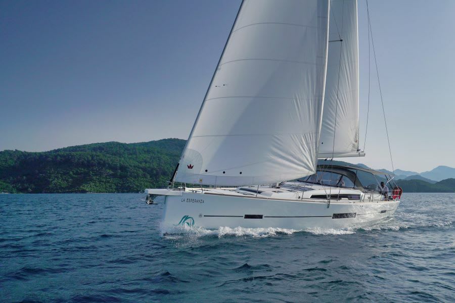 La Esperanza Dufour 520 Grand Large біля причалу Marmaris Yacht Marina