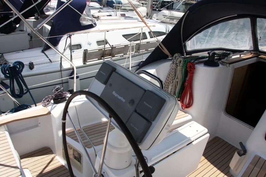 Schnecke Sun Odyssey 36i amarrado en Marmaris Yacht Marina