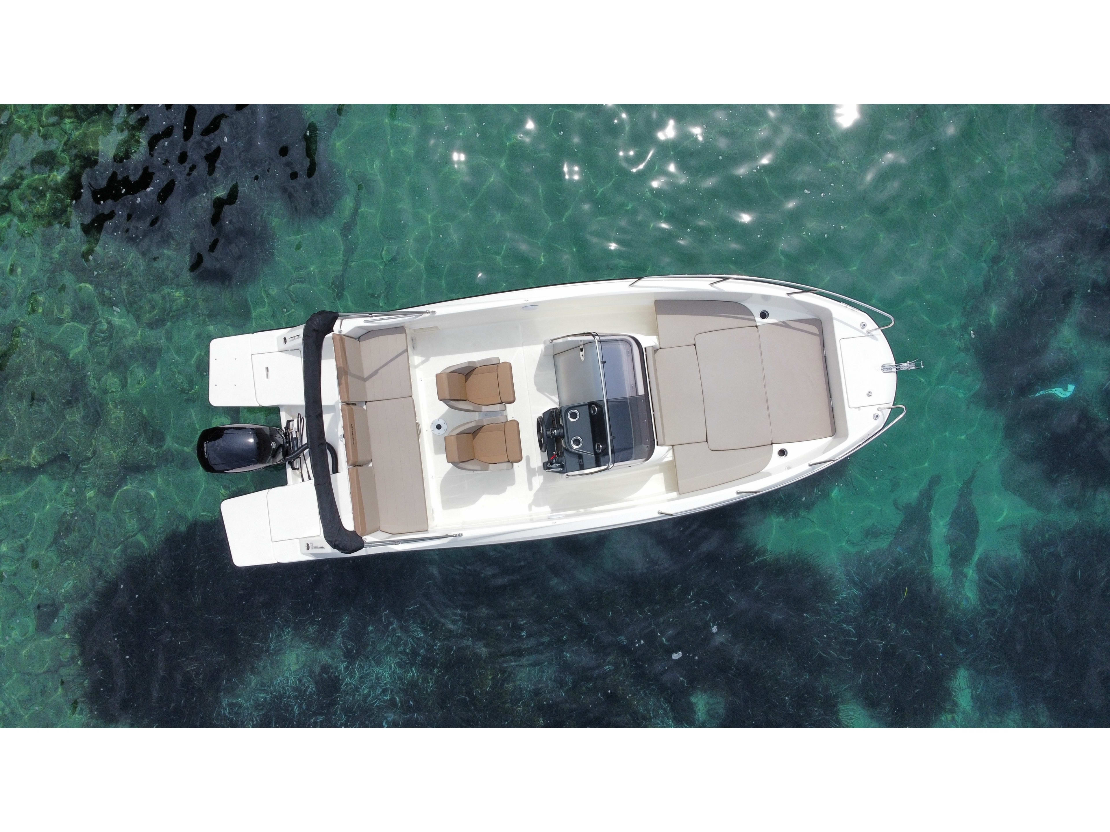 Premium Quicksilver Activ 675 Open vor Anker in Port Roses